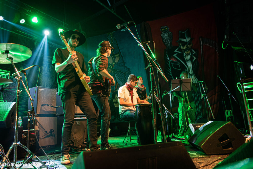 La banda La Tico, integrada por exalumnos de Collegium, tocando en vivo sobre el escenario