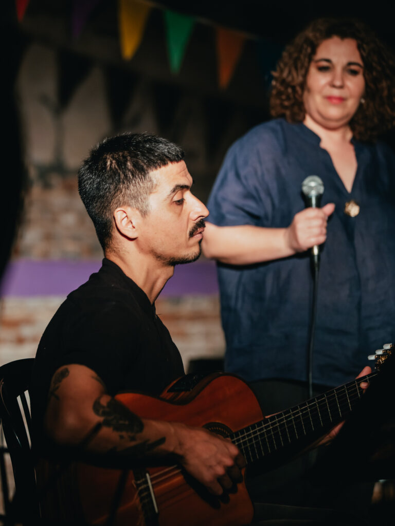 Profesor de Nivel Superior de Collegium tocando la guitarra durante evento en Collegium