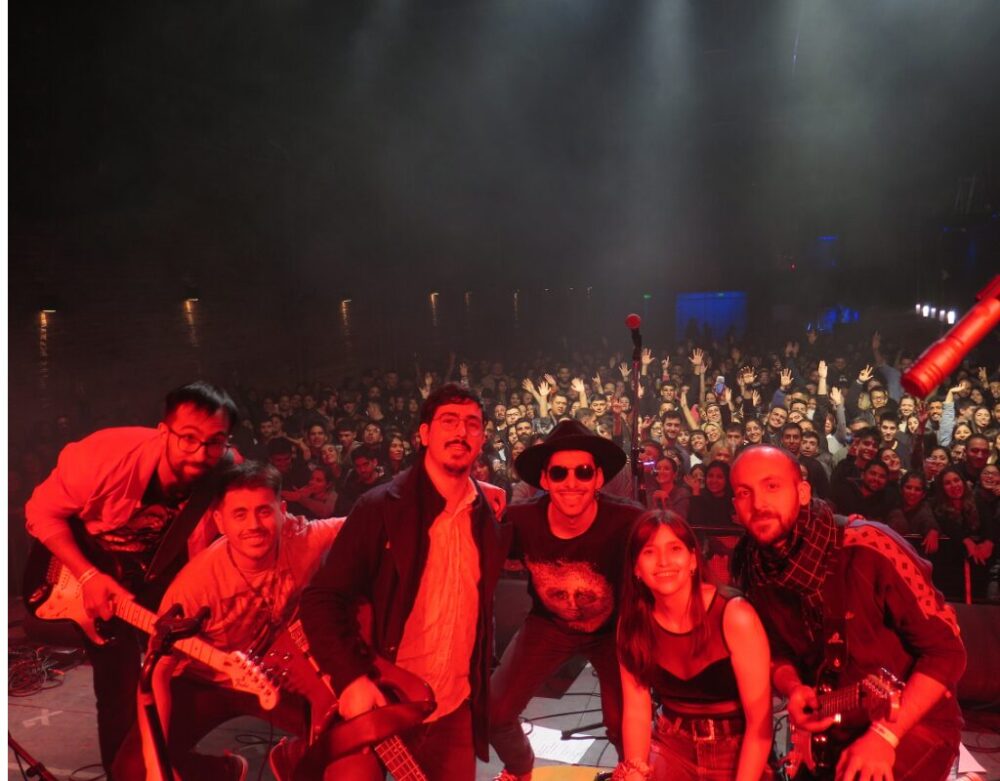 La Tico tocando en vivo con el público presente disfrutando el show, banda formada en Collegium