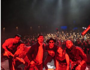 La Tico tocando en vivo con el público presente disfrutando el show, banda formada en Collegium
