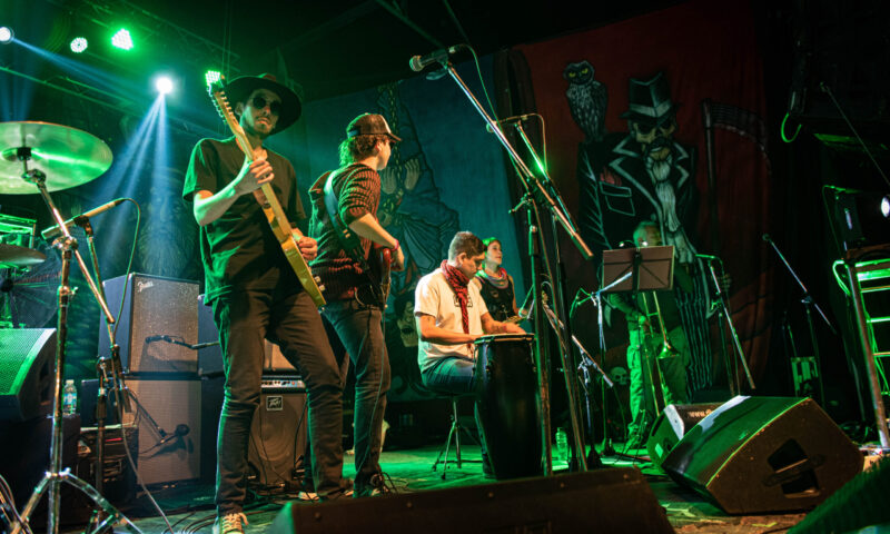 La banda La Tico, integrada por exalumnos de Collegium, tocando en vivo sobre el escenario